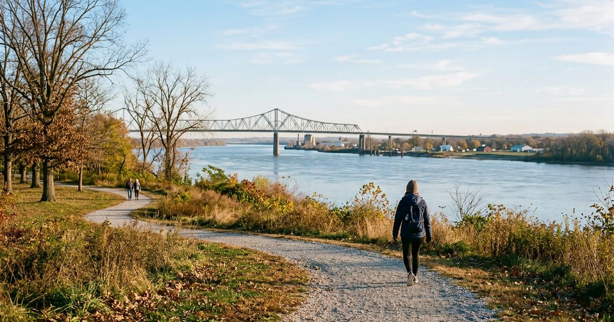 The Mississippi River from the Missouri bank with a bridge to Illinois in the distance